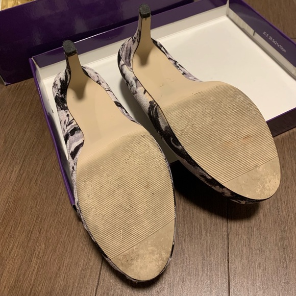 Steve Madden Black and White Floral Heels - Picture 3 of 3